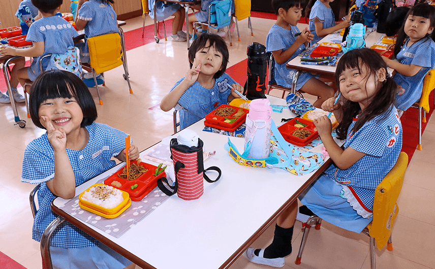 給食を楽しむ子どもたち