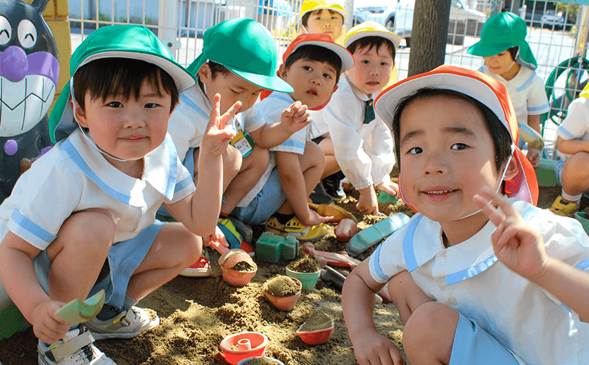 外遊びする子どもたち